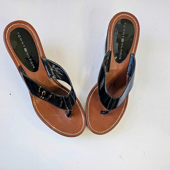 TOMMY HILFINGER BLACK PATENT LEATHER BLACK WHITE STRIPE WEDGE SANDAL SIZE 7 - Picture 2 of 6